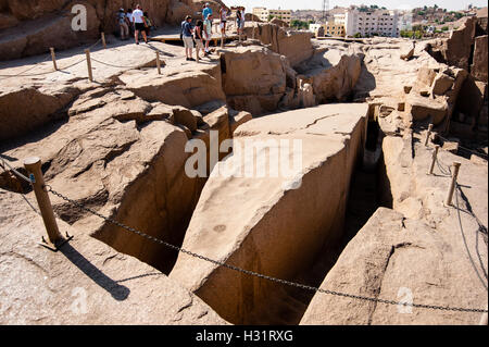 Ägypten. Assuan steht am Ostufer des Nils. Der unvollendete Obelisk ist der größte bekannte alte Obelisk. Stockfoto