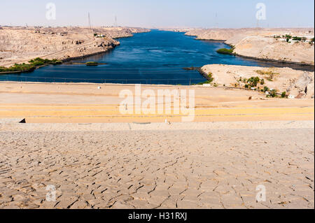 Ägypten. Der Assuan-Staudamm ist ein Staudamm befindet sich gegenüber dem Nil Fluß. Stockfoto