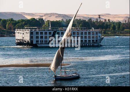 Ägypten. Assuan steht am Ostufer des Nils. Eine Feluke ist einem traditionellen Holzboot Segeln. Stockfoto