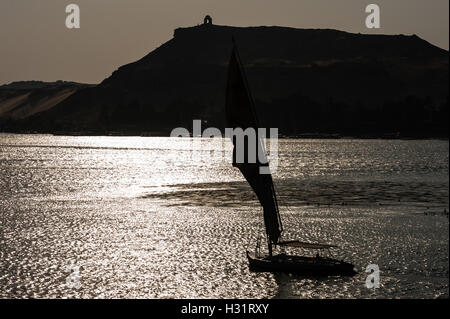 Ägypten. Assuan steht am Ostufer des Nils. Eine Feluke ist einem traditionellen Holzboot Segeln. Stockfoto