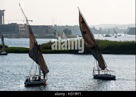Ägypten. Assuan steht am Ostufer des Nils. Eine Feluke ist einem traditionellen Holzboot Segeln. Stockfoto