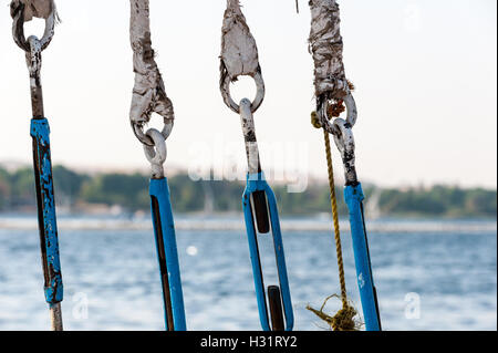 Ägypten. Assuan steht am Ostufer des Nils. Eine Feluke ist einem traditionellen Holzboot Segeln. Stockfoto