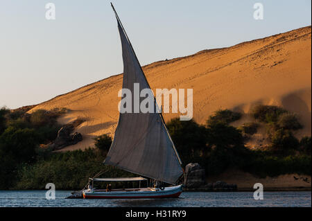 Ägypten. Assuan steht am Ostufer des Nils. Eine Feluke ist einem traditionellen Holzboot Segeln. Stockfoto