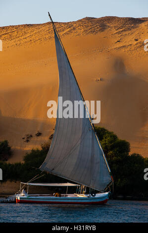 Ägypten. Assuan steht am Ostufer des Nils. Eine Feluke ist einem traditionellen Holzboot Segeln. Stockfoto