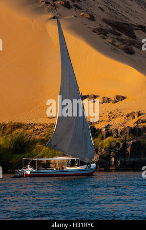 Ägypten. Assuan steht am Ostufer des Nils. Eine Feluke ist einem traditionellen Holzboot Segeln. Stockfoto