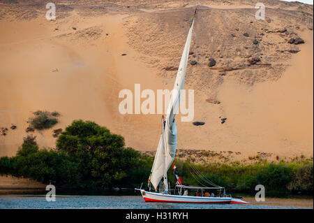 Ägypten. Assuan steht am Ostufer des Nils. Eine Feluke ist einem traditionellen Holzboot Segeln. Stockfoto