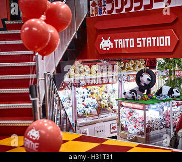 Tokio, Japan, Oktober 2011 TAITO Bahnhof Ueno Station ist eine der führenden Namen in der japanischen Arcade-Spiele. Stockfoto