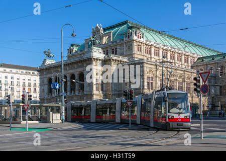 Straßenbahn in der Nähe der Wiener Staatsoper (Wiener Staatsoper) in der Stadt Wien in Österreich aufzubauen. Stockfoto