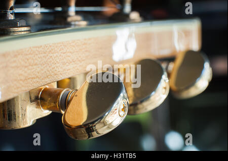 E-Gitarre Kopfplatte und tuning Heringe Detail mit Lichteffekt, selektiven Fokus Stockfoto