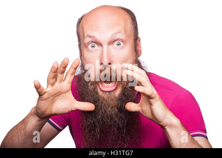 Entfesselt Emotionen. Frustrierte junge Mann mit blauen geöffneten Augen und Mund öffnete stehend Blick in die Kamera, isoliert auf wh Stockfoto