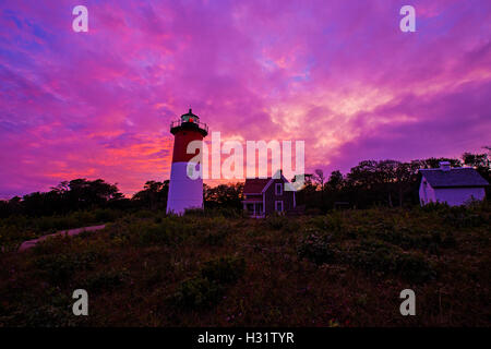 Nauset Leuchtturm lila Sonnenuntergang in Cape Cod-Massachusetts Stockfoto