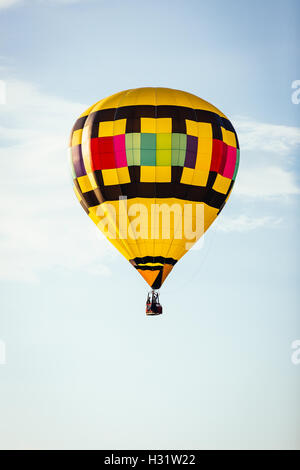 Einem einzigen bunten Heißluftballon isoliert gegen einen klaren Himmel Stockfoto