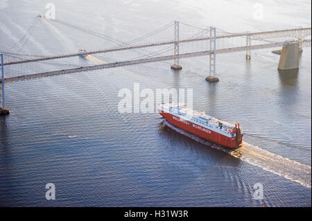 Luftaufnahme von einem Boot geht unter der Brücke der Chesapeake Bay in Maryland Stockfoto