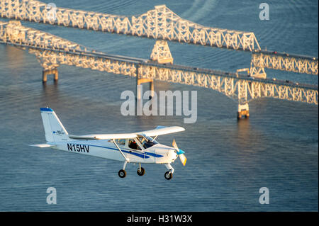 Chesapeake pilot Sportflugzeuge, Technam Eaglet, RV-12 fliegen über die Chesapeake Bay Bridge in Maryland. Stockfoto