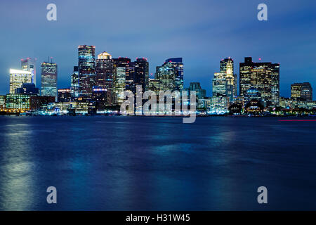 Skyline von Boston in der Abenddämmerung. Stockfoto