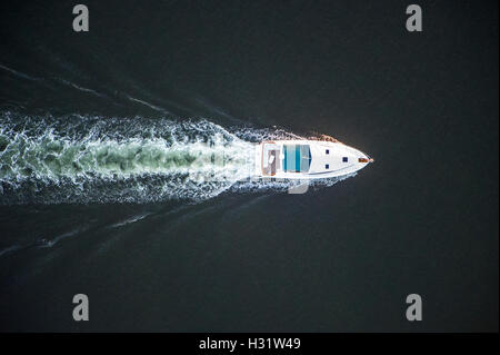 Luftaufnahme von einem Schnellboot in der Chesapeake Bay in Maryland. Stockfoto