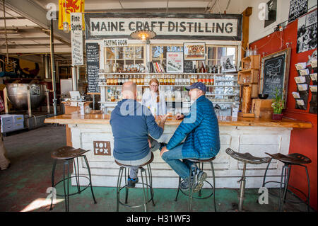 Männer sitzen in einer Bar in einer Destillerie in Portland, Maine. Stockfoto