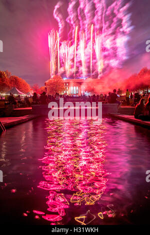 Rote Feuerwerk schießen Sie auf Heimkehr der University of Maryland in College Park, Maryland. Stockfoto