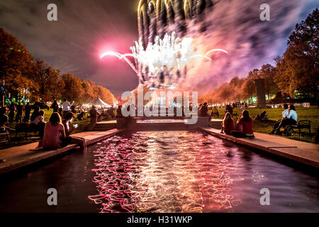 Rote Feuerwerk schießen Sie auf Heimkehr der University of Maryland in College Park, Maryland. Stockfoto