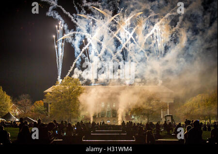 Rote Feuerwerk schießen Sie auf Heimkehr der University of Maryland in College Park, Maryland. Stockfoto