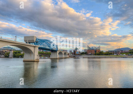 Der Chief John Ross (Market Street) Brücke und Tennessee Aquarium auf dem Tennessee River in Chattanooga, Tennessee. Stockfoto