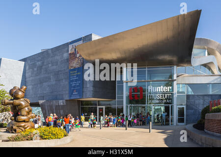 Eine Gruppe von Grundschülern auf einem Schulausflug betritt die Hunter Museum of American Art in Chattanooga, Tennessee. Stockfoto