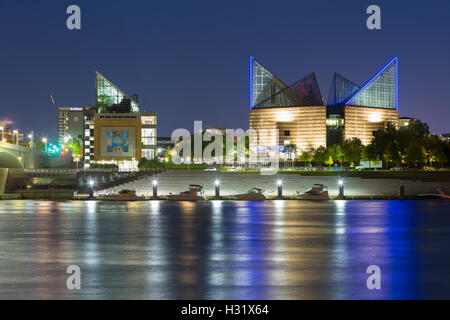 Das Tennessee Aquarium auf dem Tennessee River in der Dämmerung in Chattanooga, Tennessee. Stockfoto