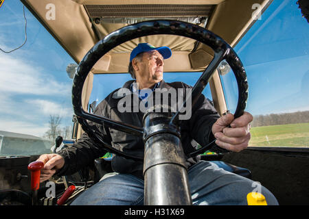 Farmer John Deere Traktor fahren, auf seiner Farm in Maryland Stockfoto