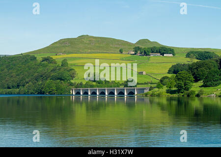 Ladybower See Blau / Reservoir, Ashopton Viadukt / Brücke, grünen Hügeln & blauer Himmel in Upper Derwent Valley, England Stockfoto