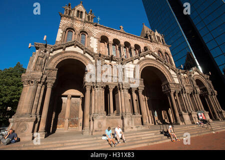 Trinity Church und der John Hancock Tower mit Menschen ruht auf einem sonnigen Sommertag am Copley Square, Boston. Stockfoto