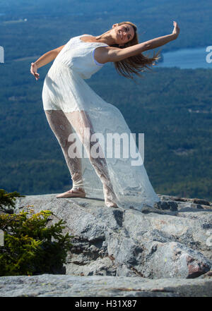 Tänzerin im weißen Kleid tanzen im Wind am Gipfel des Mt. Kearsarge, New Hampshire. Stockfoto