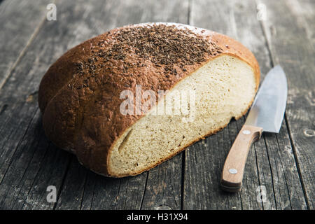 In Scheiben geschnitten Brot auf alten Holztisch. Stockfoto