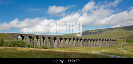 Panorama der historischen Ripplehead-Viadukt erstreckt sich über Tal zwischen kargen Hügeln von Yorkshire moors unter blauem Himmel in England Stockfoto