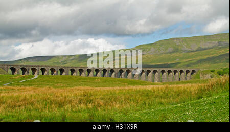 Panorama der historischen Ripplehead-Viadukt erstreckt sich über Yorkshire moors mit grünen & goldene Gräser im Tal & auf Hügeln in England Stockfoto