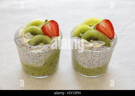 Chia Pudding mit Kiwi und Erdbeeren Stockfoto