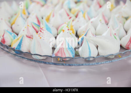 Hausgemachte Regenbogen Baiser küsst Tropfen, selektiver Weichzeichner Stockfoto