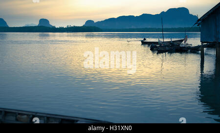 Long-Tail-Fischerboot bei Samchong Fischerdorf am Sonnenaufgang in Phang-Nga, Thailand. Stockfoto