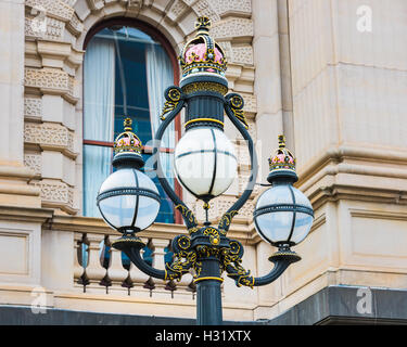 Blick aus dem niedrigen Winkel auf eine kunstvolle Straßenbeleuchtung vor dem parlamentsgebäude in Melbourne, Victoria, Australien Stockfoto