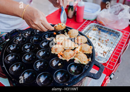 Süß und pikant gegrillt Kokos Reis heißen Kuchen ist für Kanom Krok aber Sometiems verwenden sie Kokos-Reis-Kuchen Stockfoto