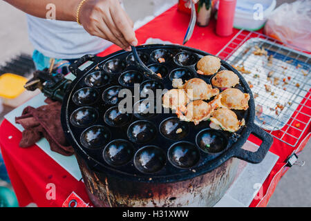 Süß und pikant gegrillt Kokos Reis heißen Kuchen ist für Kanom Krok aber Sometiems verwenden sie Kokos-Reis-Kuchen Stockfoto