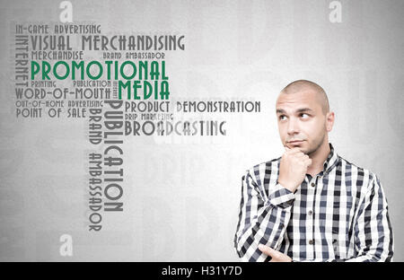 Hübscher kaukasischen Mann auf einem grafischen Hintergrund isoliert Stockfoto