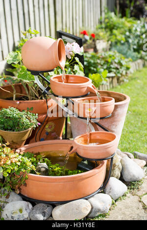 Ein Terrakotta-Wasserspiel mit Solarstrom im Garten UK Stockfoto