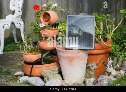 Eine solarbetriebene kleines Wasserspiel im englischen ...