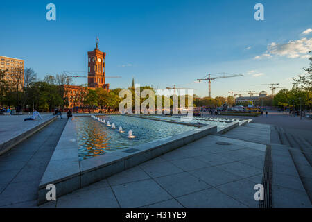 Rotes Rathaus und Wasser-Kaskaden (Wasserkaskaden am Fernsehturm), Berlin Alexanderplatz Stockfoto