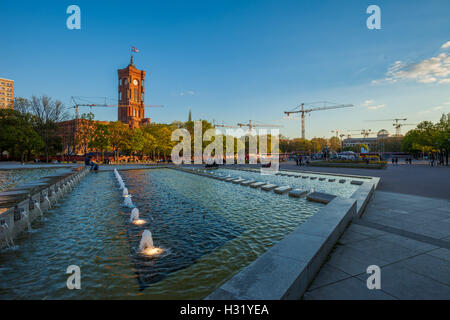 Rotes Rathaus und Wasser-Kaskaden (Wasserkaskaden am Fernsehturm), Berlin Alexanderplatz Stockfoto