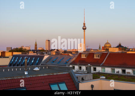 Skyline von Berlin mit Fernsehturm (Fernsehturm), Neue Synagoge und Stadthäuser Stockfoto