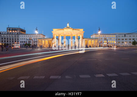 Das Brandenburger Tor in der Dämmerung mit Beschleunigung Ampel trails Stockfoto