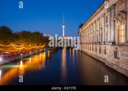 Der Berliner Spree, Fernsehturm und Seite des Bode-Museums in der Abenddämmerung Stockfoto