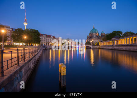 Berliner Spree, den Berliner Dom und Fernsehturm (Fernsehturm) in der Dämmerung Stockfoto