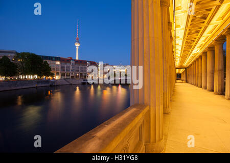 Der Berliner Spree mit Spalten in den Vordergrund und TV-Turm (Fernsehturm) Stockfoto